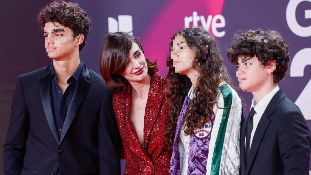 Paz Vega y sus tres hijos.