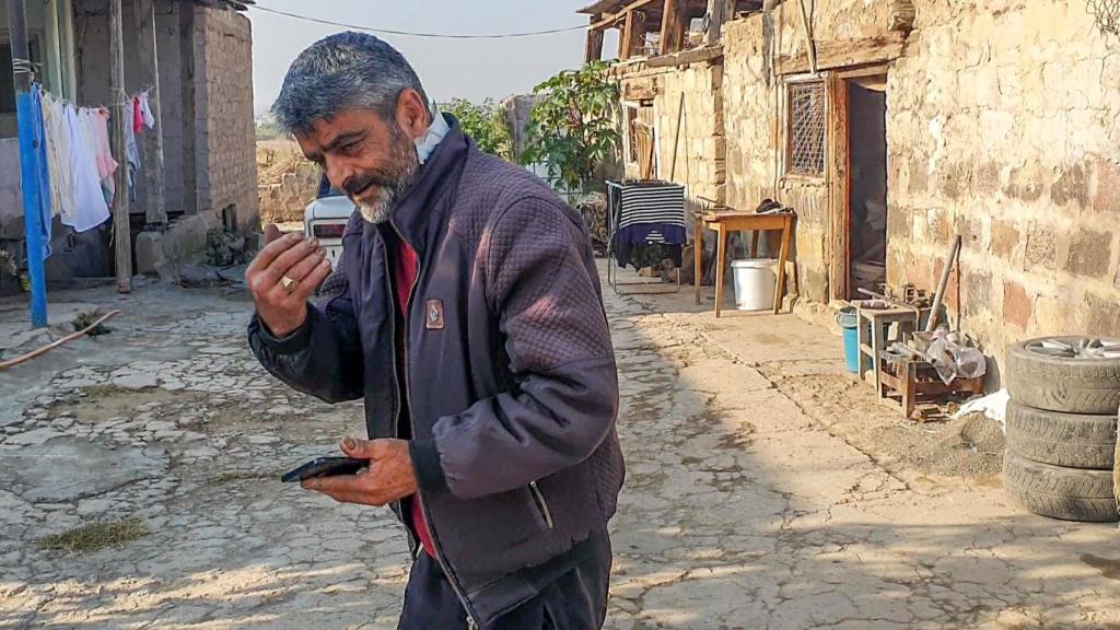 Un cabeza de familia armenio nos invita a desayunar en su casa. Él, su esposa y sus hijos ocupan la vivienda que dejaron unos yazidíes que salieron huyendo, cansados de soportar la tensión de vivir en una zona sometida con frecuencia a los tiroteos de los azeríes.