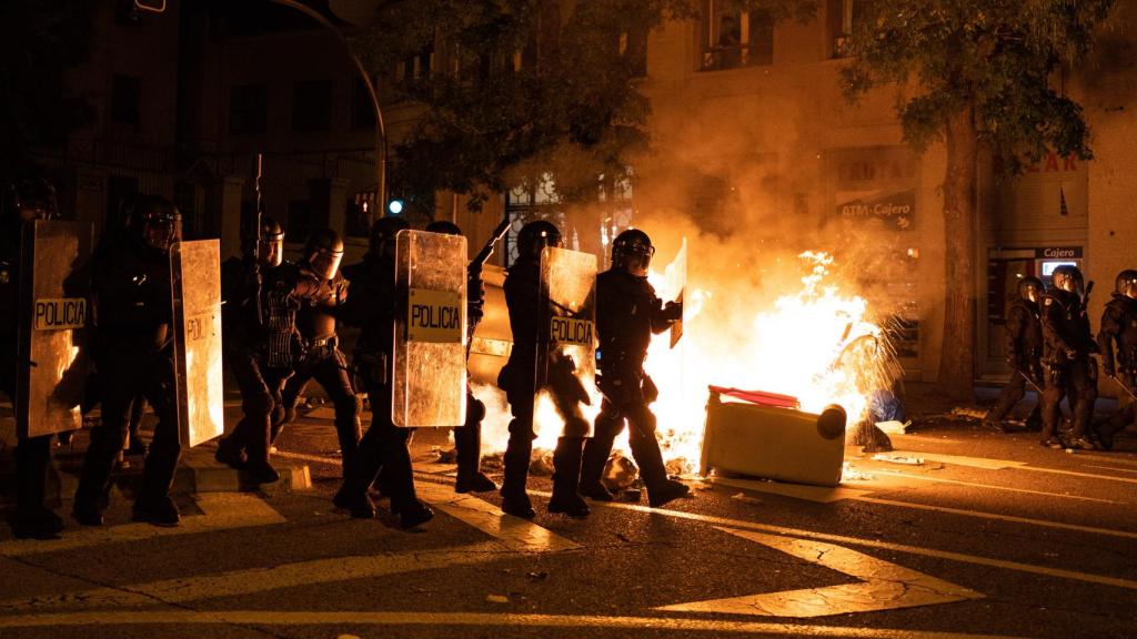 Los agentes de las UIP, la noche del martes 7 de noviembre en los alrededores de Ferraz.