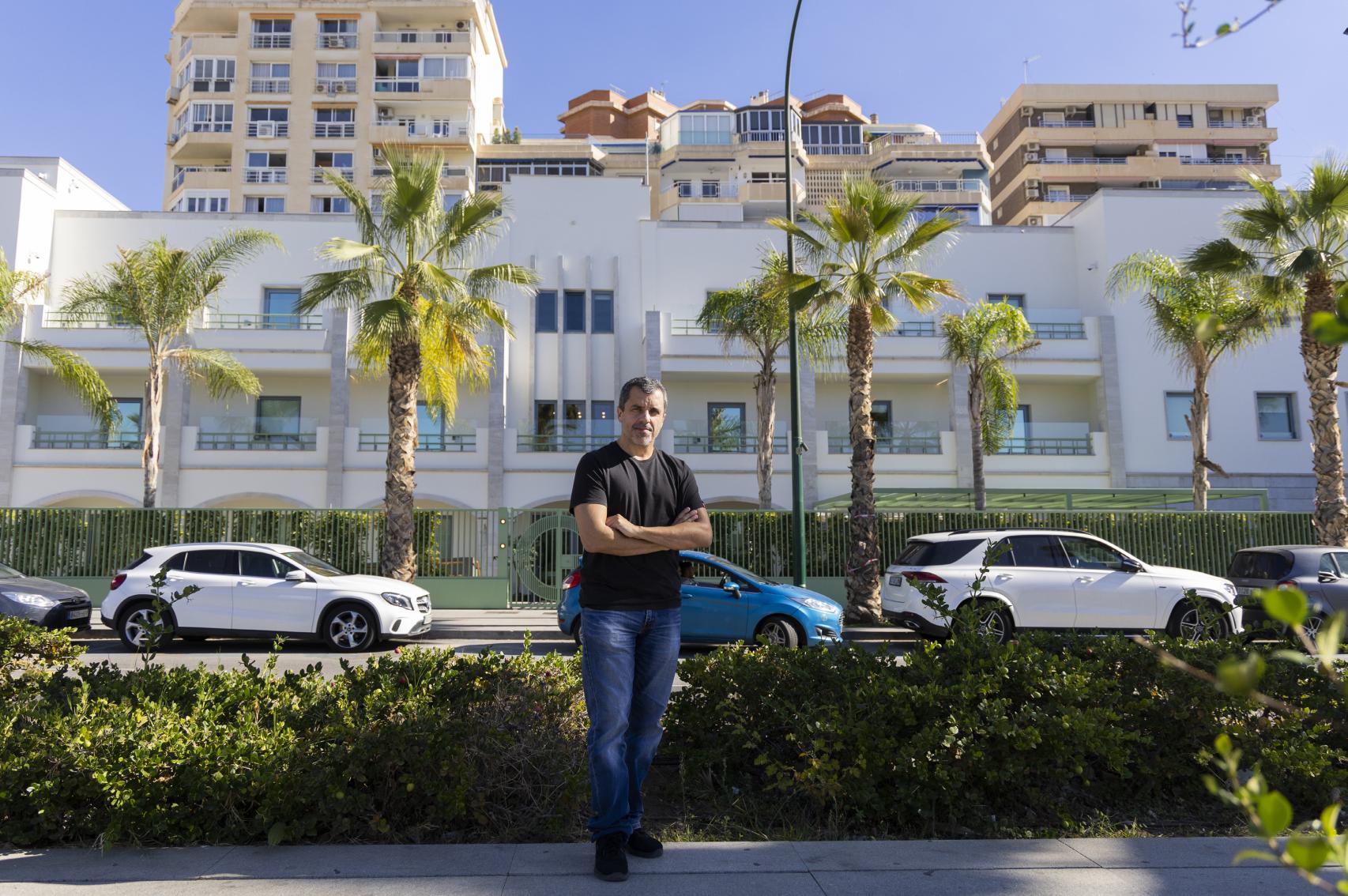 Bernardo Quintero posa junto a la fachada del Centro de Ciberseguridad de Google que liderará.