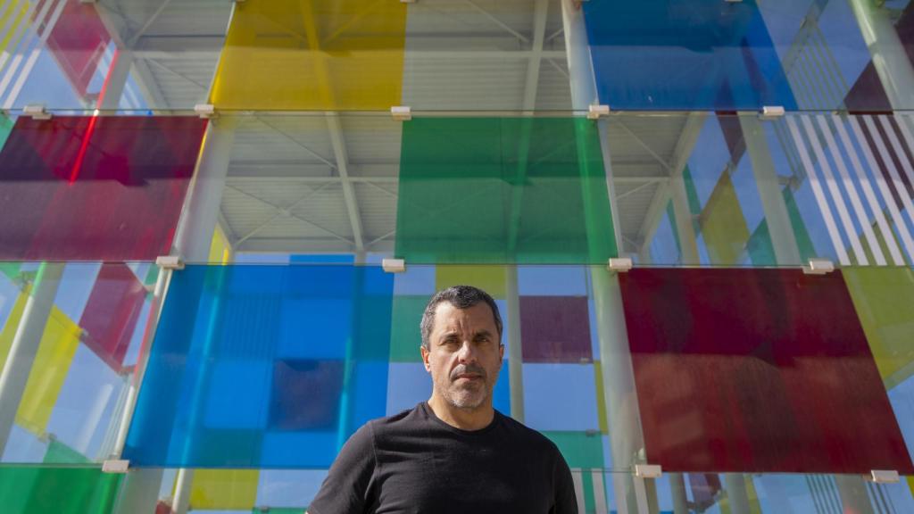 Bernardo Quintero posa junto al museo Pompidou.