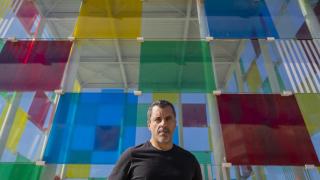 Bernardo Quintero posa junto al museo Pompidou.