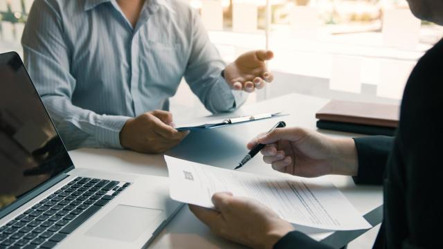 Trabajadores en una oficina, imagen de archivo.