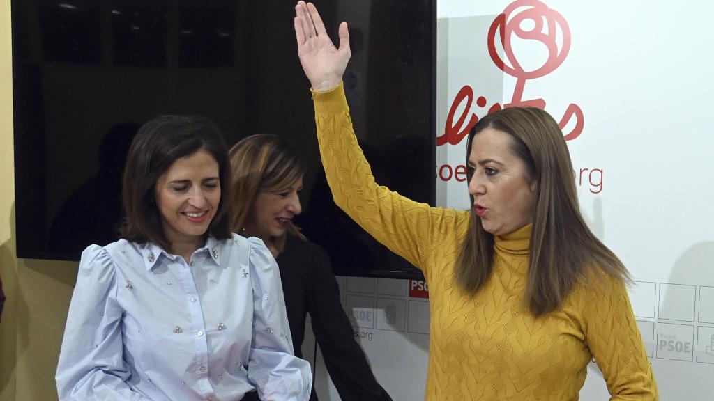La vicesecretaria general del PSOECyL, Virginia Barcones, y la secretaria general del PSOE de Burgos, Esther Peña, atienden a la prensa antes de acudir a un encuentro sobre gestión económica y municipal con alcaldes del PSOE de Burgos