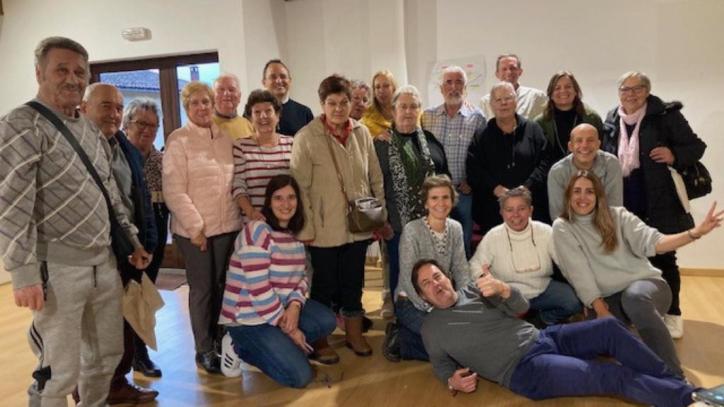 Los vecinos que han participado en el taller, junto a sus jóvenes profesores de Adamo