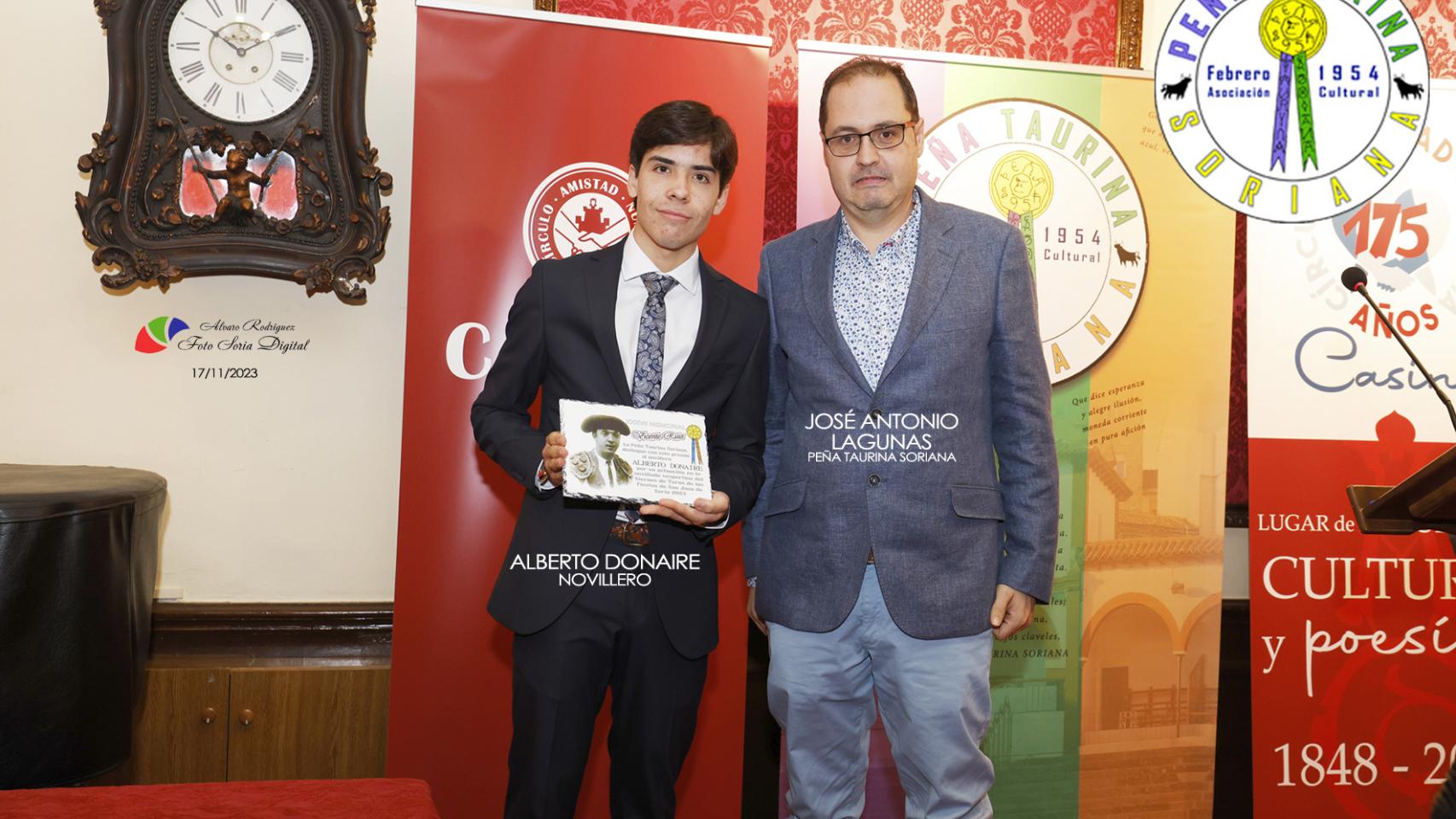 El novillero Alberto Donaire junto a José Antonio Lagunas, vicepresidente de la Peña Taurina Soriana