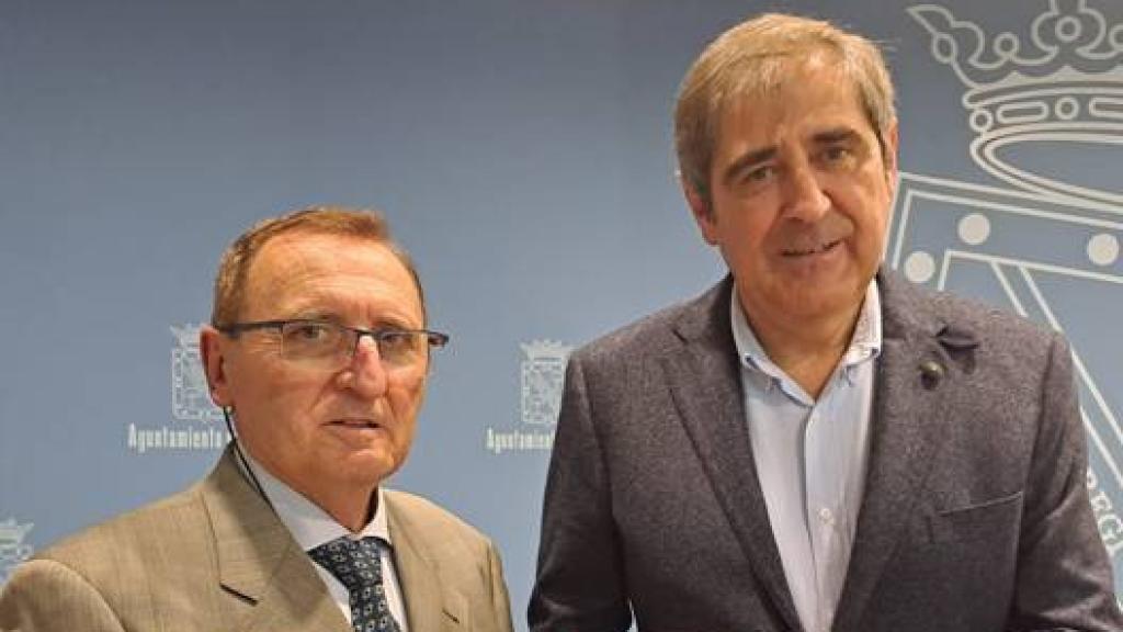 El alcalde de Íscar, José Andrés Sanz, con el catedrático Guillermo Calonge Cano, en una charla sobre los beneficios del pino