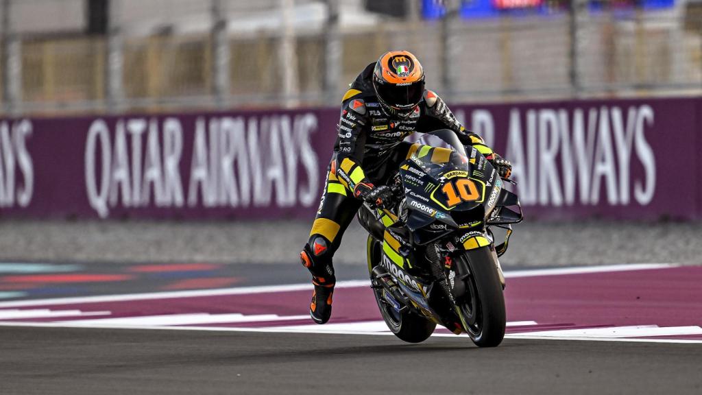 El italiano Luca Marini pilota su Ducati GP23, en el circuito qatarí de Losail.