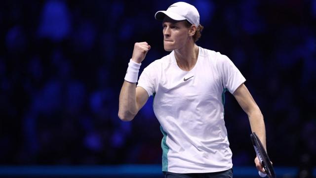 Jannik Sinner celebra un punto frente a Medvedev