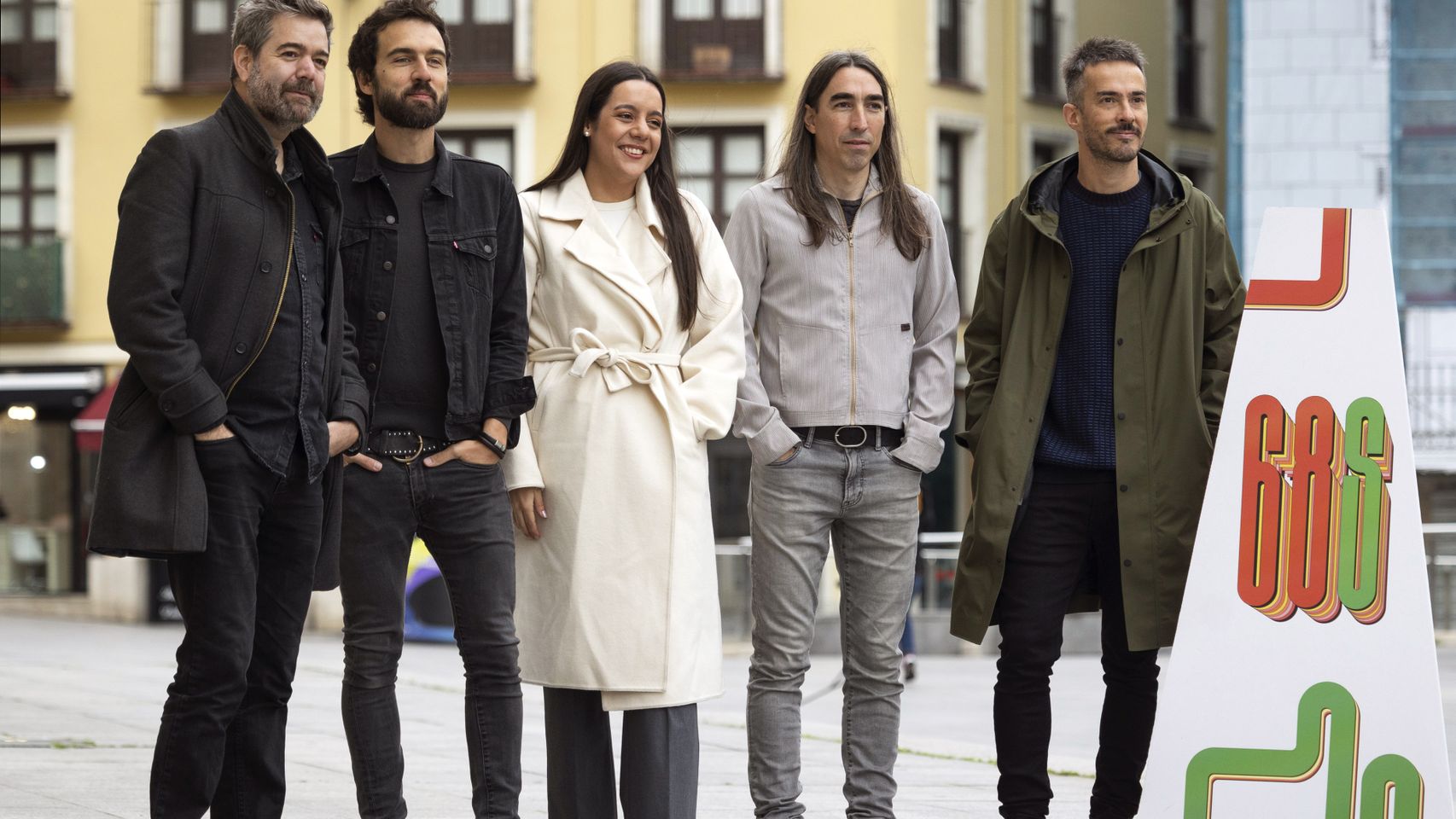 Valeria Castro (en el centro) junto a los miembros de Vetusta Morla en la Seminci de Valladolid, el festival de cine donde se presentó 'El amor de Andrea', la película dirigida por Manuel Martín Cuenca cuya banda sonora corre a cargo del grupo madrileño y la artista canaria. Foto: Seminci