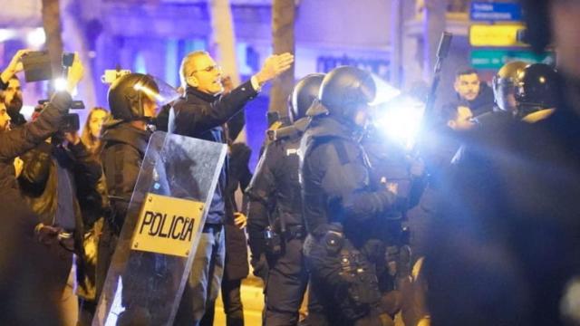 El diputado de Vox abochorna a los policías en Ferraz.