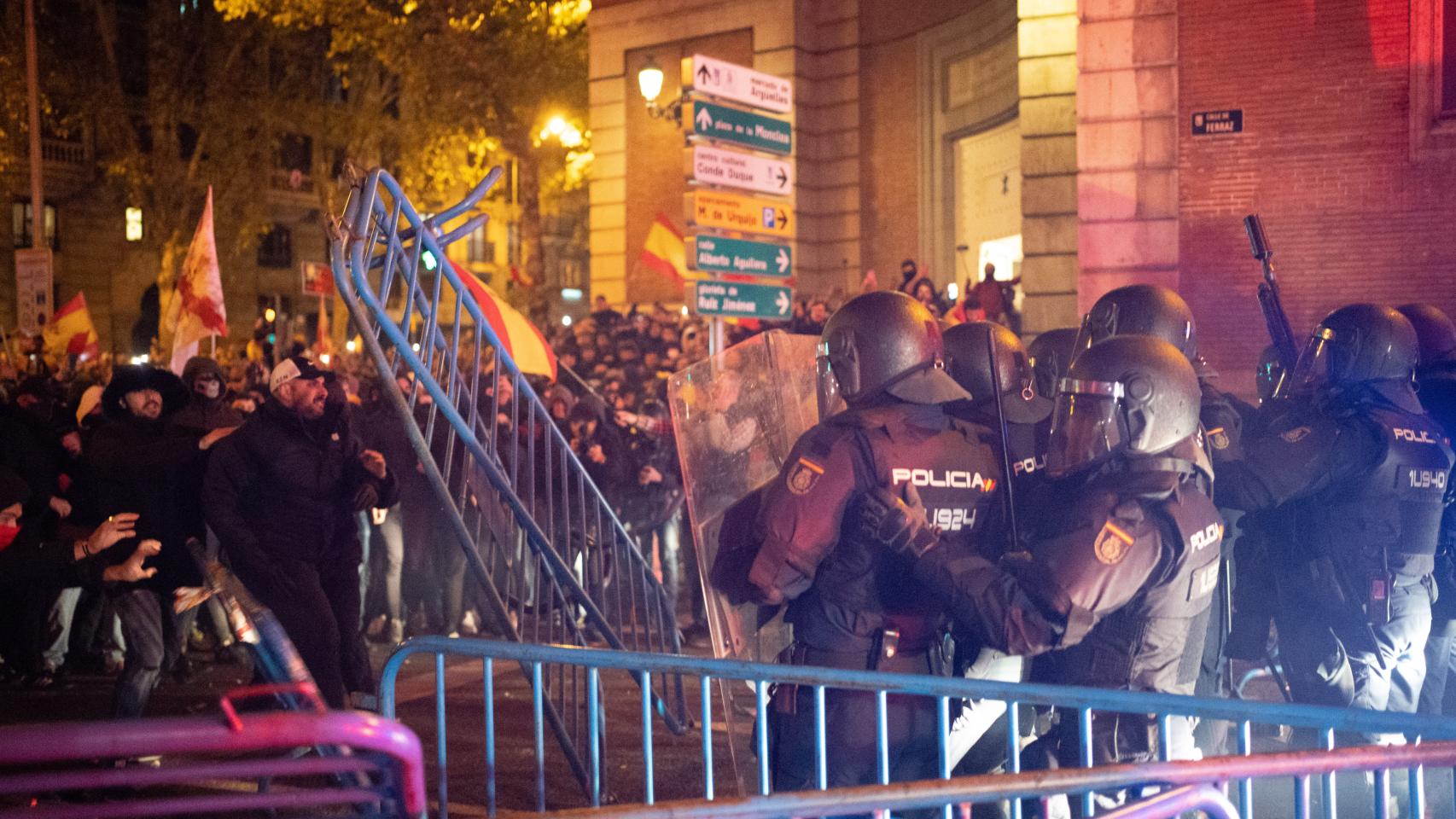 Los agentes de la UIP contienen a los radicales en Ferraz.