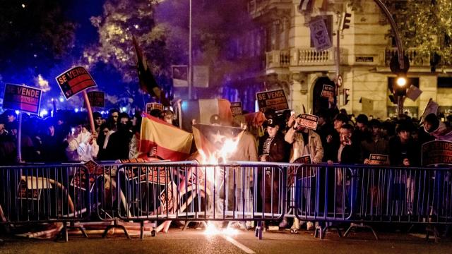 Primera línea de manifestación la decimoquinta noche de protestas en Ferraz.