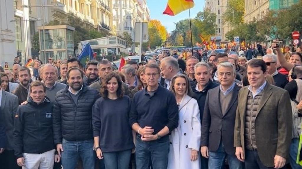 Feijóo, junto a otros dirigentes del PP en la concentración contra la amnistía, este sábado.