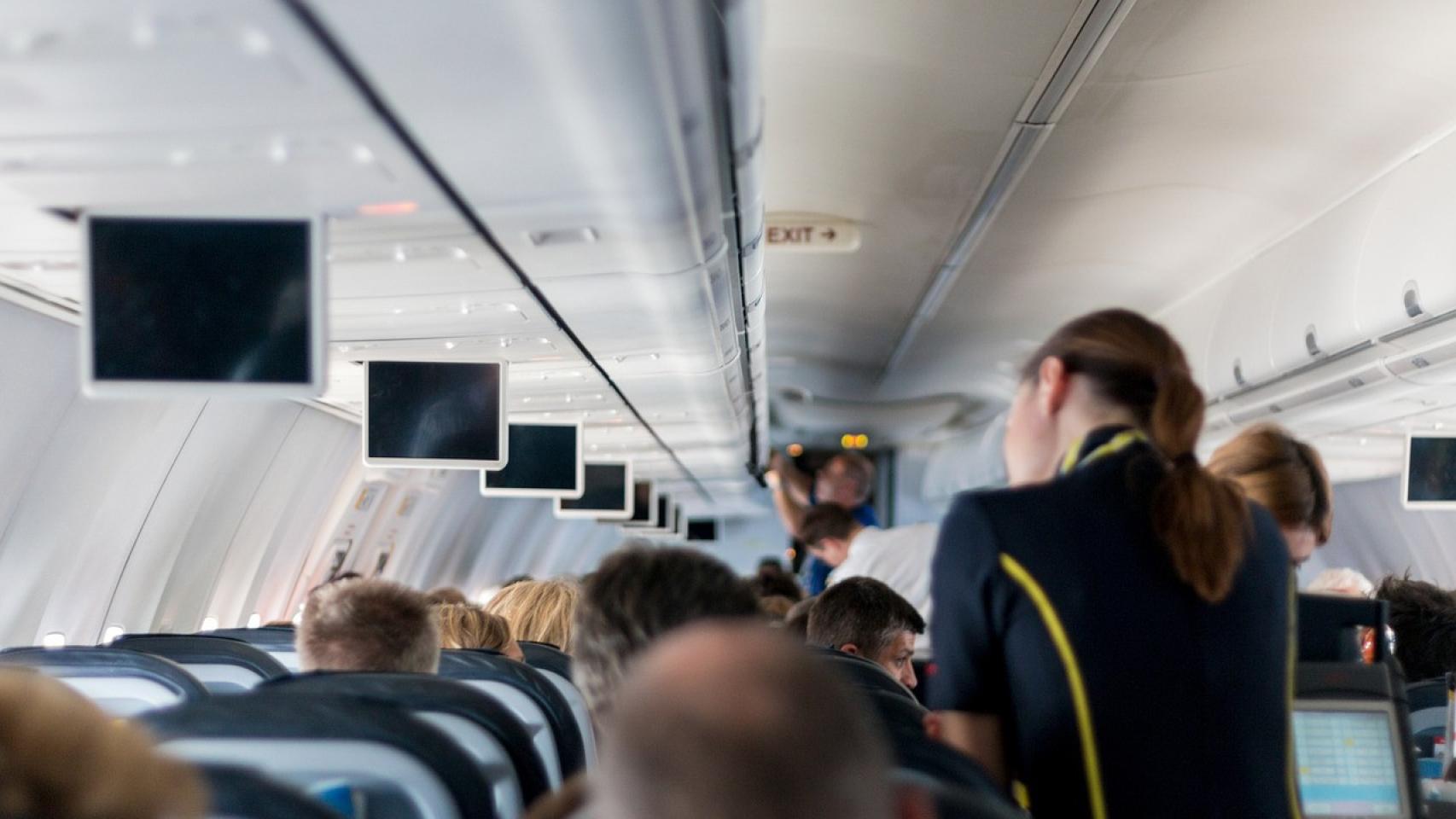 Varias azafatas en el interior de un avión, en una imagen de archivo.