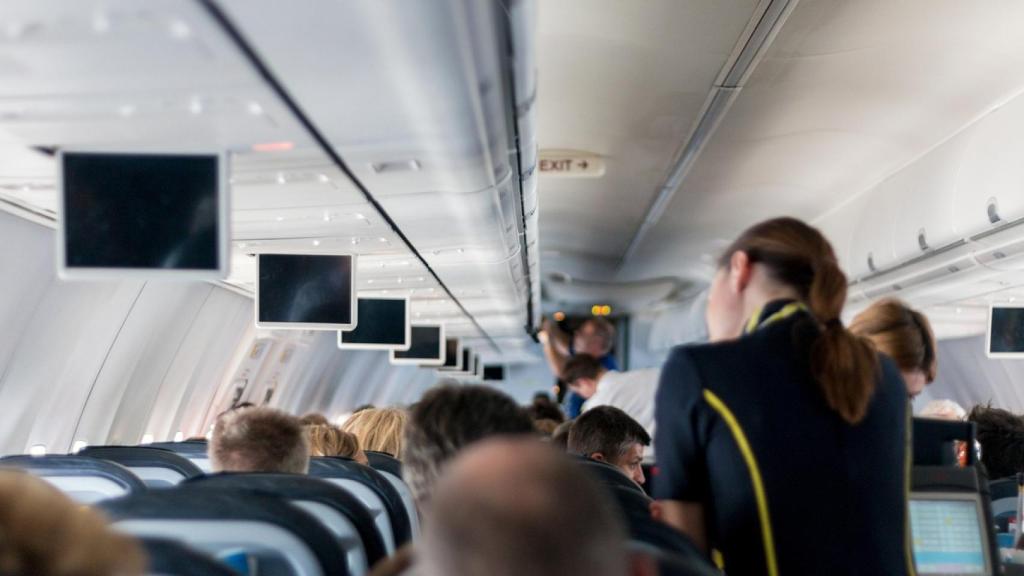 Varias azafatas en el interior de un avión, en una imagen de archivo.