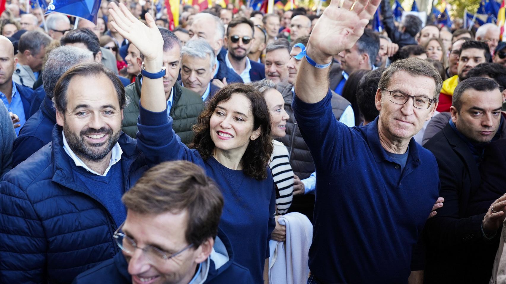 Ayuso, Feijóo y Almeida en la manifestación contra la amnistía en Cibeles.