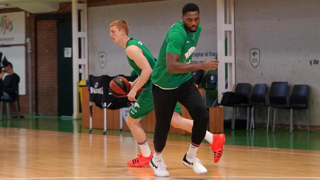 Alberto Díaz y Ejim durante un entrenamiento con Unicaja.