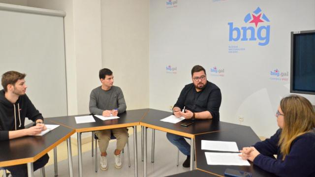 Imagen de la reunión entre Xabier P. Igrexas y los representantes estudiantiles.