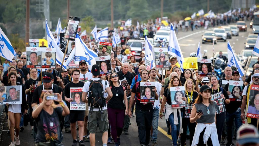 Las familias de los israelíes retenidos como rehenes por los terroristas de Hamas en Gaza.
