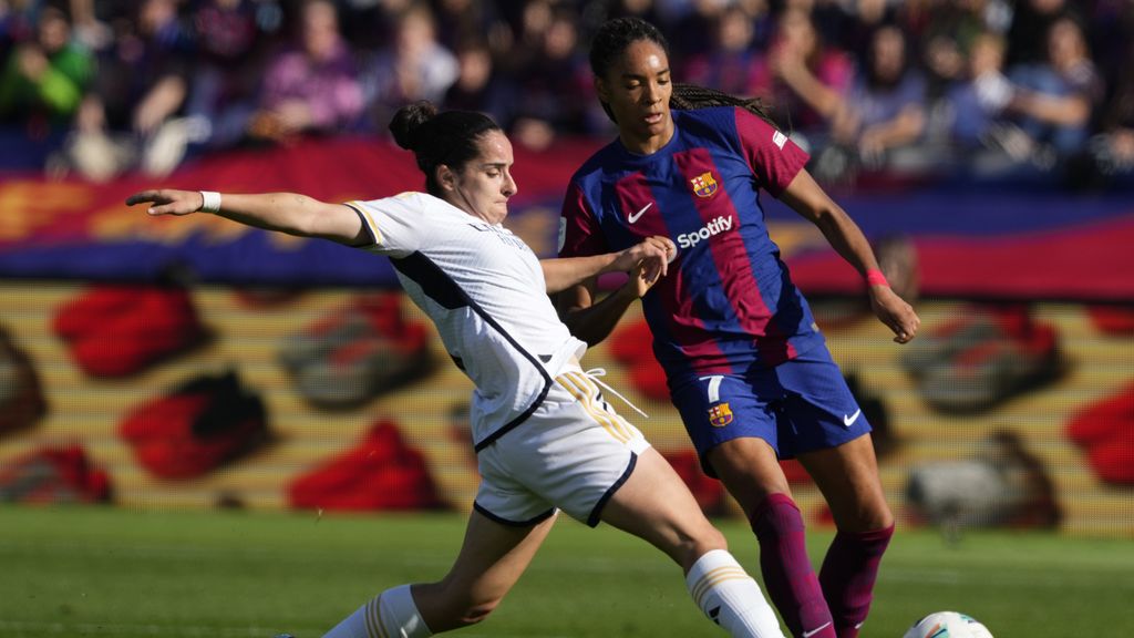 Salma Paralluelo lucha un balón con Oihane en el FC Barcelona - Real Madrid.