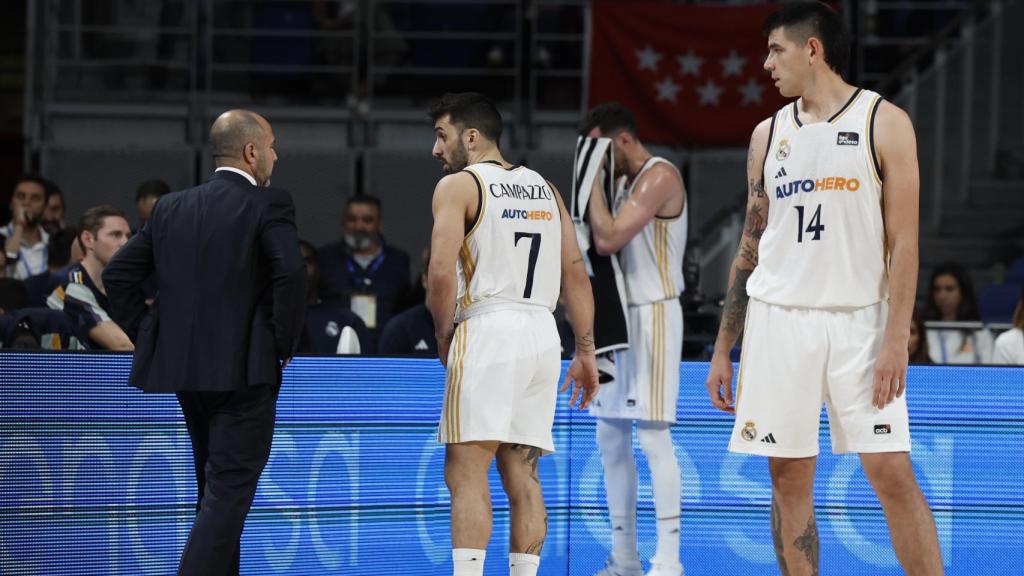Campazzo dialoga con Chus Mateo durante el partido.