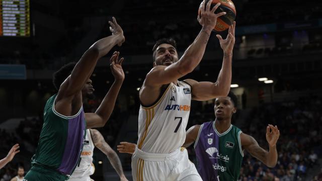 Facundo Campazzo realiza una entrada a canasta contra Unicaja.