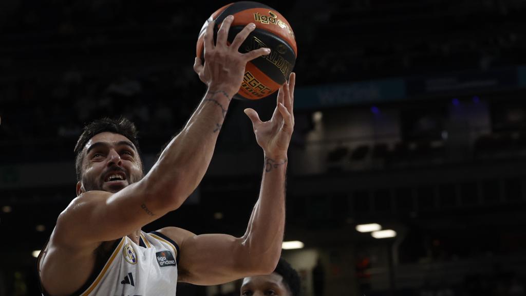 Facundo Campazzo realiza una entrada a canasta contra Unicaja.
