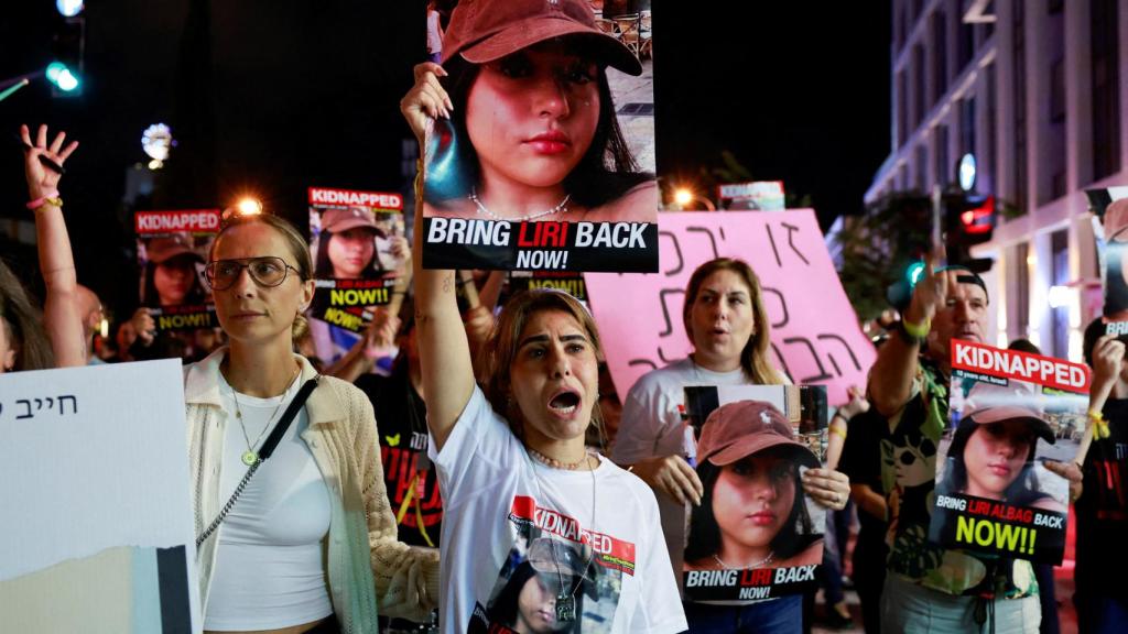 Manifestantes piden la liberación inmediata de rehenes en Tel Aviv.