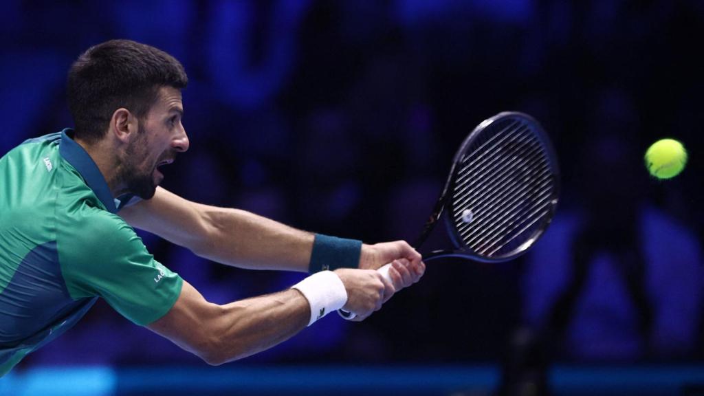 Djokovic golpea la pelota de revés.