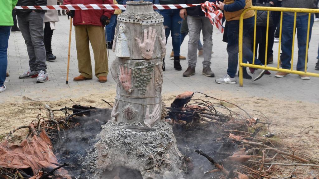 La escultura del ceramista Daniel Serna con detalles de Valdestillas