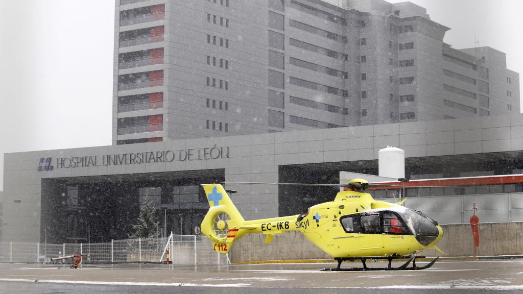 Helicóptero del 112 Castilla y León en el Hospital de León