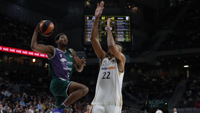 El pívot caboverdiano del Real Madrid Walter Tavares (d) intenta bloquear el mate de Kameron Taylor, alero de Unicaja durante el partido.