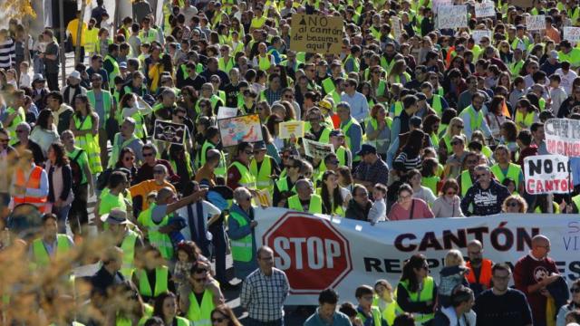 Los vecinos de Montecarmelo en la manifestación contra el cantón de basura.