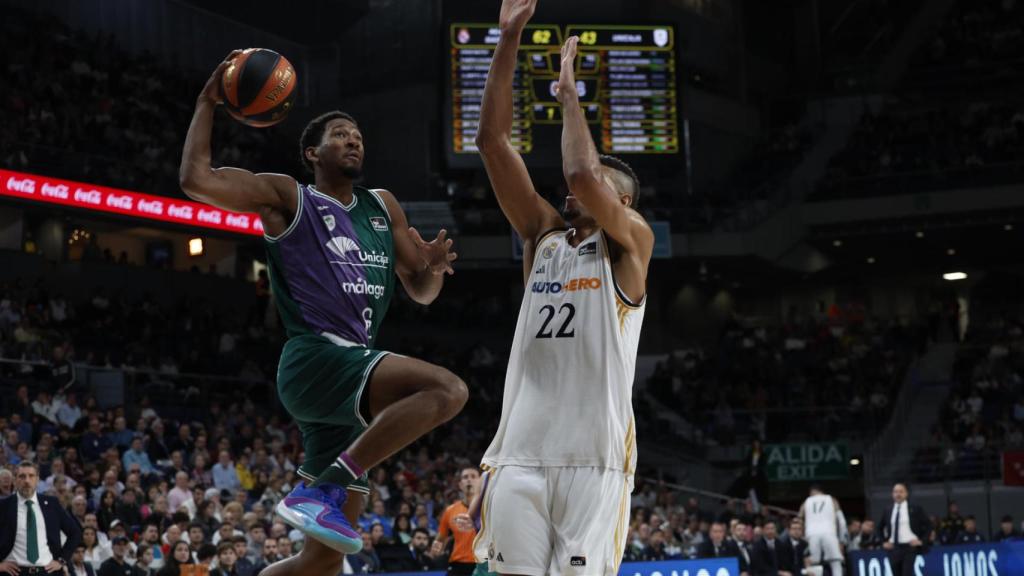 El pívot caboverdiano del Real Madrid Walter Tavares (d) intenta bloquear el mate de Kameron Taylor.