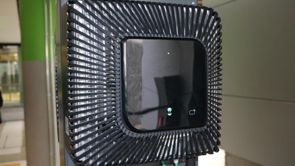 Este es un cargador de coche eléctrico bidireccional desarrollado por Wallbox.