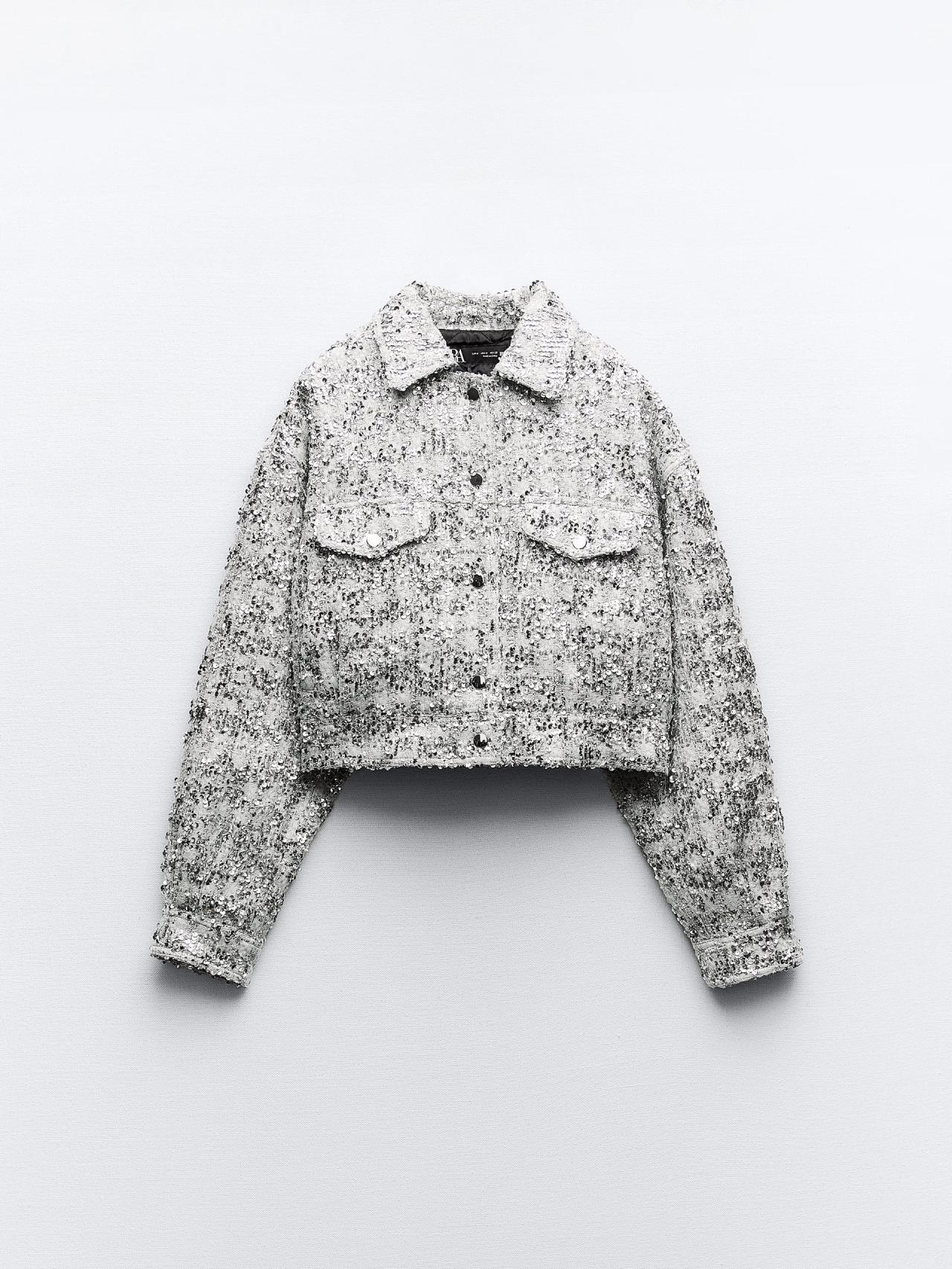 Detalle de la chaqueta de lentejuelas plateadas de Zara.