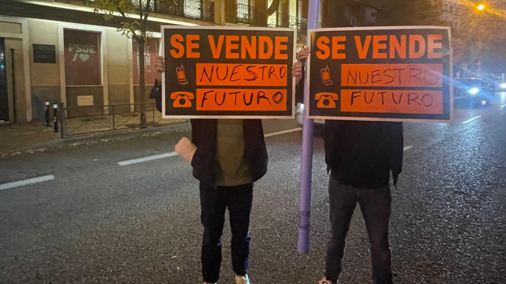 A la izquierda, Íñigo; a la derecha, Roberto, nombre ficticio para proteger su identidad.