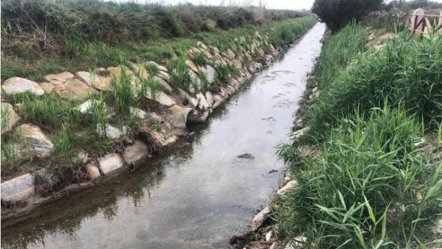 Canal perimetral de San Pedro del Pinatar que desemboca en el Mar Menor.