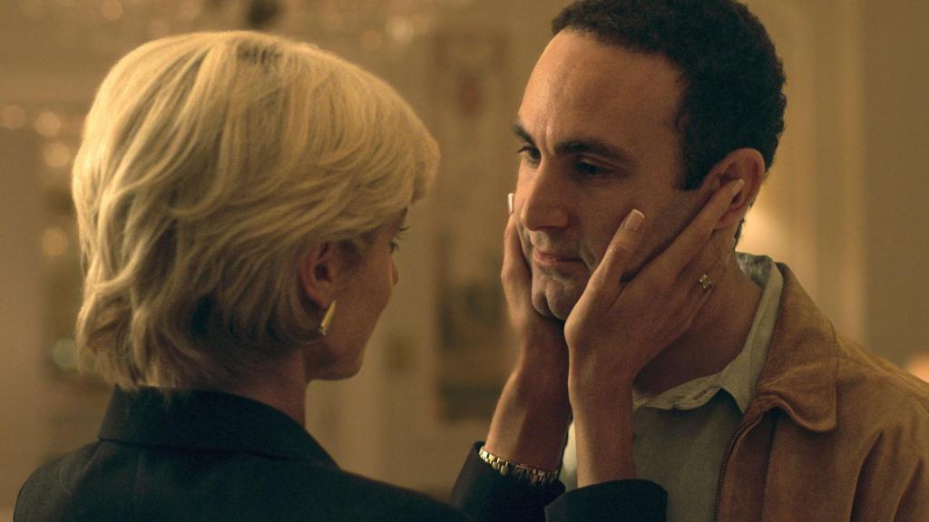 Diana de Gales, interpretada por Elizabeth Debicki, y Dodi Al Fayed, encarnado por Khalid Abdalla en la serie 'The Crown'.
