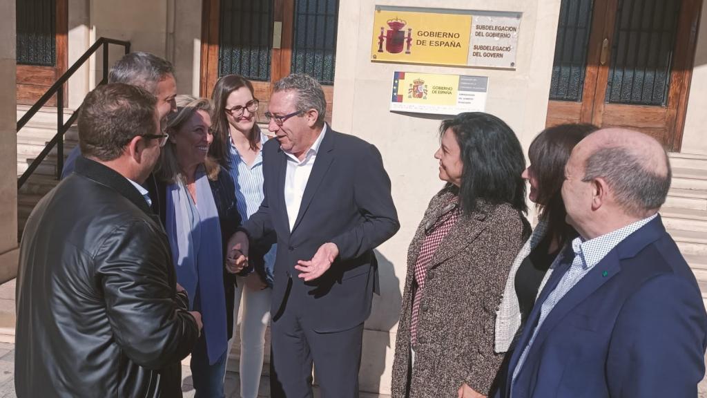Toni Pérez charla con los diputados y senadores del PP de Alicante.