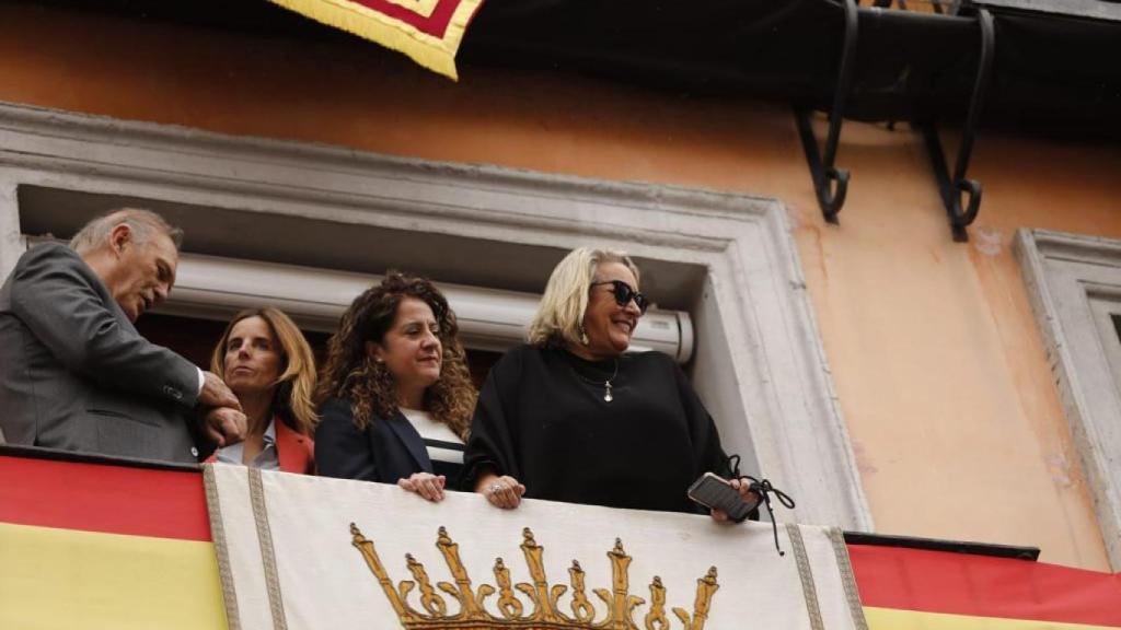 Pedro Piqueras, a la derecha, y Esther Esteban, a la izquierda, durante la procesión del Corpus de Toledo.