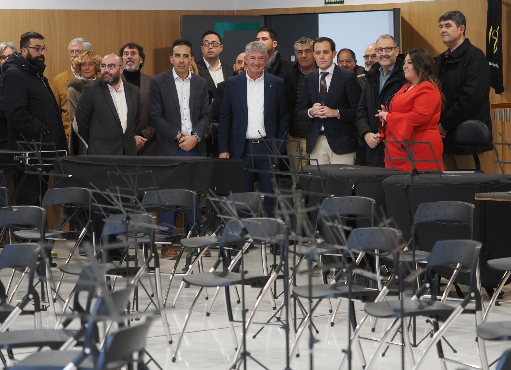 El presidente de la Diputación y el alcalde de Arroyo visitan la nueva casa de la música y el teatro
