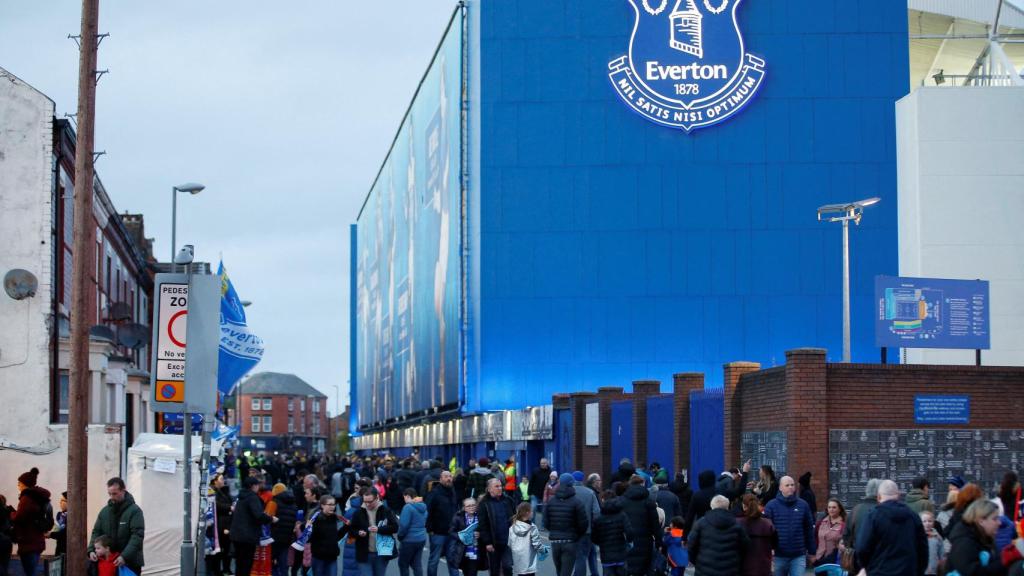 Aficionado del Everton en las inmedaciones de Goodison Park, estadio del equipo.