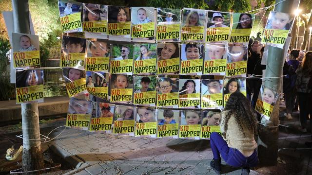 Protesta frente a las oficinas de la ONU en Tel Aviv para pedir la liberación de los secuestrados por Hamás.
