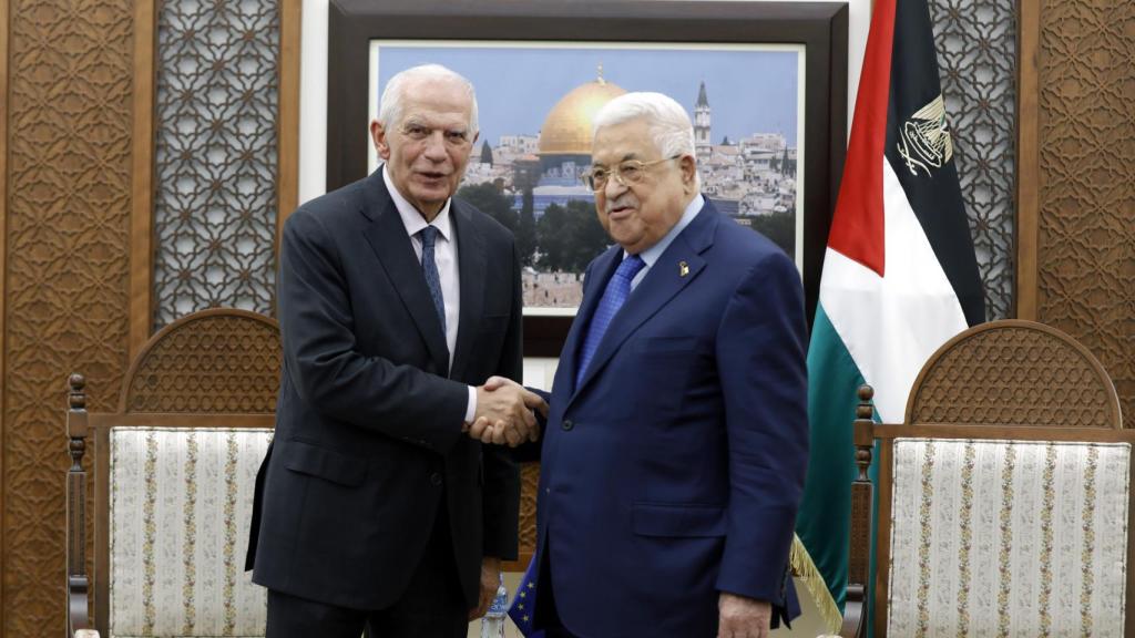 Josep Borrell, durante su reunión en Ramala con el presidente de la Autoridad Palestina, Mahmud Abbas