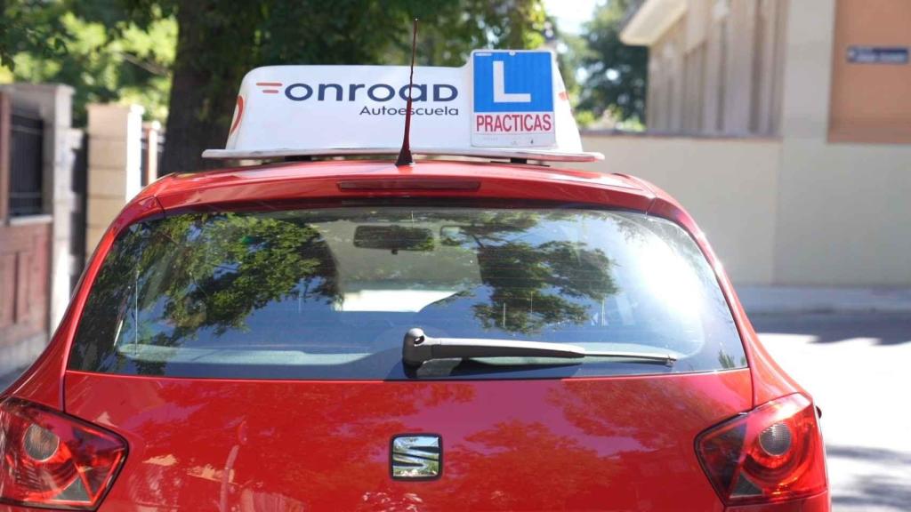 Imagen de un coche de autoescuela en España.