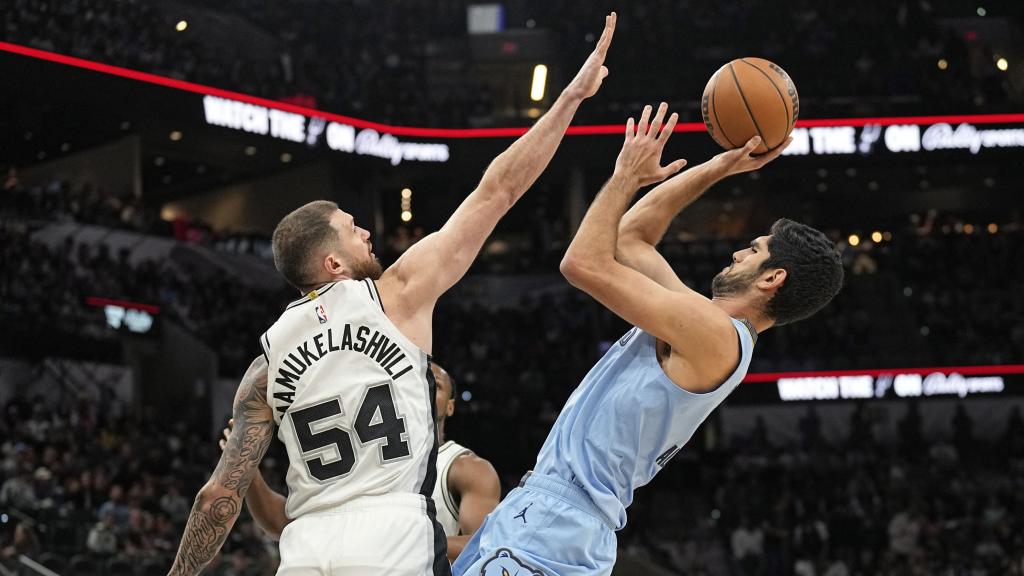 Santi Aldama ejecuta un tiro frente a los Spurs