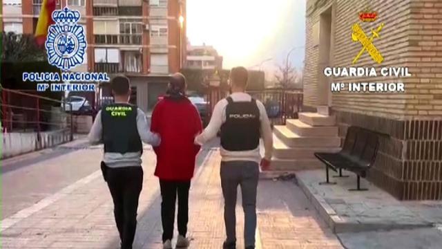 Los agentes de la Guardia Civil, durante la detención de uno de los implicados.