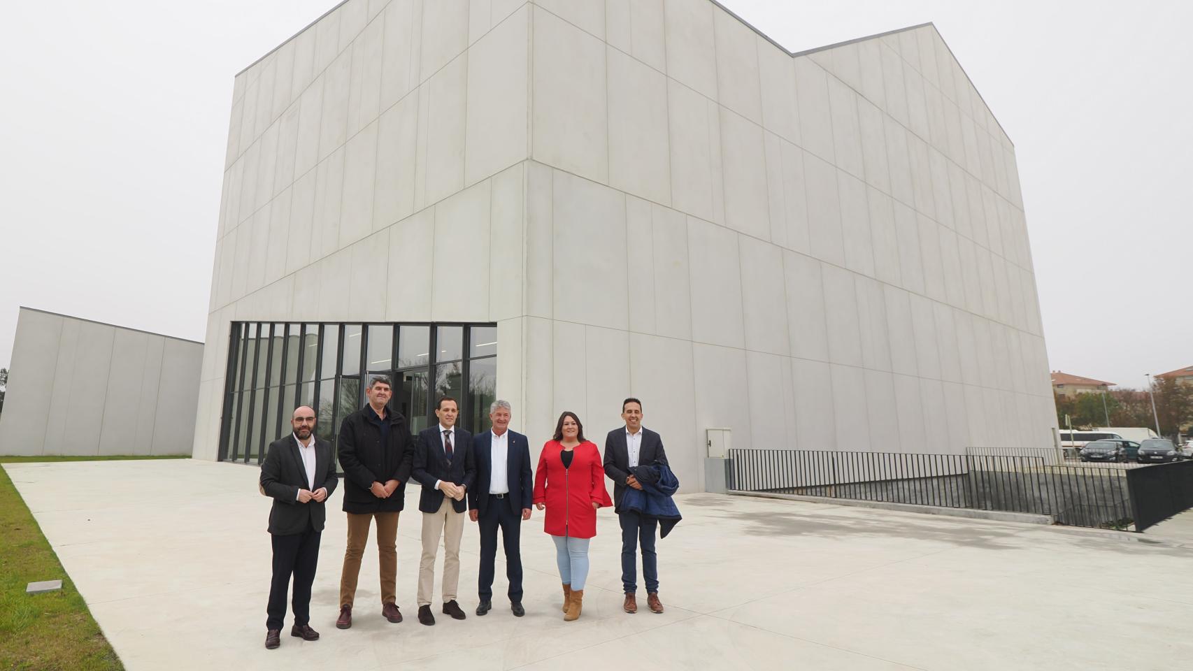 El presidente de la Diputación y el alcalde de Arroyo visitan la casa de la música y el teatro